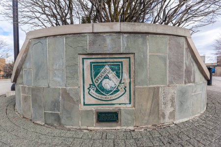 Téléchargez les photos : Toronto, Canada - 11 mars 2018 : Panneau de l'école Crescent à l'entrée. Fondée en septembre 1913, l'école Crescent est une école indépendante pour garçons des niveaux primaire et secondaire à Toronto.. - en image libre de droit