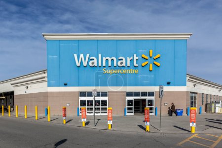 Téléchargez les photos : Richmond Hill, Ontario, Canada - Le 24 février 2018 : Walmart vitrine. Walmart Inc. est une société américaine de vente au détail qui exploite une chaîne d'hypermarchés, un service de rabais et des épiceries.. - en image libre de droit