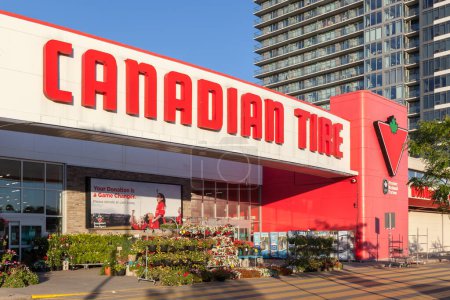 Téléchargez les photos : Toronto (Ontario), Canada - Le 25 juin 2018 : Vitrine Canadian Tire à Toronto. Le détaillant canadien vend une vaste gamme de produits automobiles, de quincaillerie, de sport et de loisirs ainsi que de produits pour la maison.. - en image libre de droit