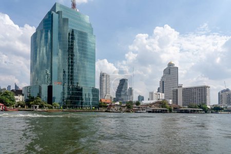 Téléchargez les photos : Bangkok, Thaïlande - 7 décembre 2018 : Vue sur la ville depuis le centre commercial ICONSIAM sur les rives de la rivière Chao Phraya à Bangkok, Thaïlande. - en image libre de droit