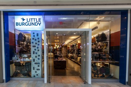 Foto de Toronto, Canadá - 7 de febrero de 2018: Pequeño escaparate de Borgoña en el Fairview Mall en Toronto. Little Burgundy es el destino canadiense de calzado y accesorios de moda de marca. - Imagen libre de derechos
