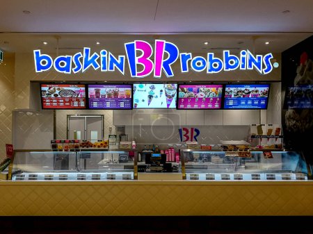 Foto de Toronto, Canadá- 17 de diciembre de 2018: Tienda Baskin-Robbins en el centro comercial Fairview en Toronto. Baskin-Robbins es una cadena americana de restaurantes especializados en helados y pasteles. - Imagen libre de derechos