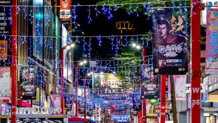 Téléchargez les photos : Taipei, Taiwan- 8 décembre 2018 : Vue de nuit de Ximen Walker, un quartier très populaire à Taipei avec boutiques et restaurants, spectacles de rue et expositions. - en image libre de droit