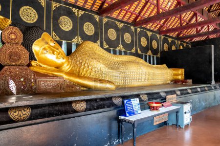 Téléchargez les photos : CHIANG MAI, THAÏLANDE - 21 DÉCEMBRE 2018 : Sculpture du Bouddha inclinable dans le pavillon du temple bouddhiste de Wat Chedi Luang - en image libre de droit