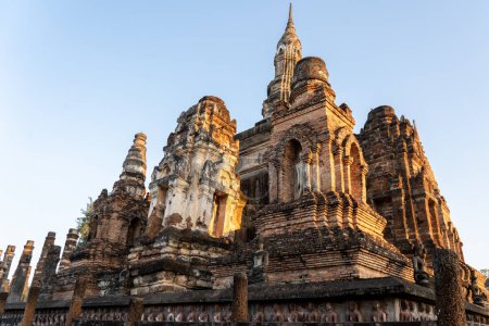 Téléchargez les photos : Parc historique de Sukhothai en Thaïlande, les ruines du parc historique de Sukhothai sont l'un des sites du patrimoine mondial les plus impressionnants de Thaïlande. - en image libre de droit
