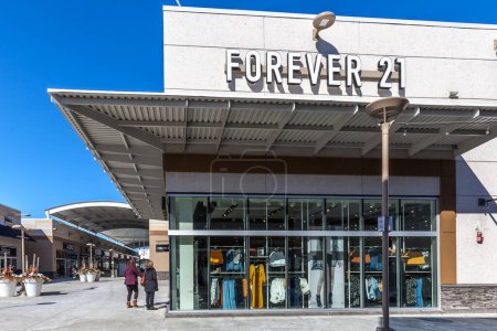 Foto de Niagara On the Lake, Ontario, Canadá- 10 de septiembre de 2019: Forever 21 storefront in Niagara Outlet Collection mall. Forever 21 es un minorista estadounidense de moda rápida. - Imagen libre de derechos