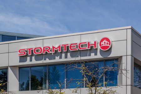 Téléchargez les photos : Thornhill, Ontario, Canada - Le 21 mai 2018 : Panneau de Stormtech sur le bâtiment du siège social de l'Est près de Toronto. Stormtech développe des vêtements et accessoires de plein air hautement techniques. - en image libre de droit