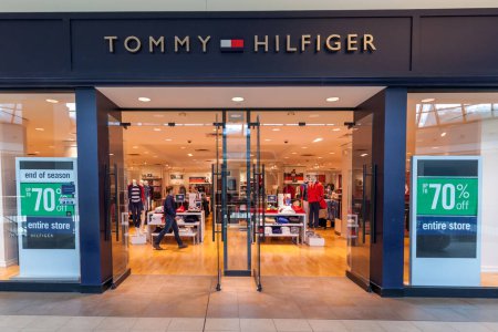Téléchargez les photos : Toronto, Canada - Le 7 février 2018 : Tommy Hilfiger vitrine au Fairview Mall à Toronto, un détaillant américain. - en image libre de droit