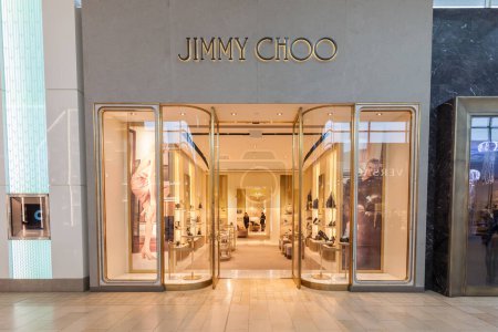 Téléchargez les photos : Toronto, Canada - le 23 février 2018 : Jimmy Choo est devant le centre commercial de Toronto. Jimmy Choo Ltd est une maison de haute couture britannique spécialisée dans les chaussures, sacs à main, accessoires et parfums. - en image libre de droit