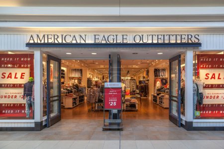 Téléchargez les photos : TORONTO, CANADA - 19 JANVIER 2018 : Devise de magasin de American Eagle Outfitters. American Eagle Outfitters, Inc. est un détaillant américain de vêtements et accessoires. - en image libre de droit
