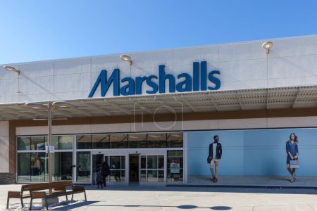 Téléchargez les photos : Niagara On the Lake, Canada- 4 mars 2018 : Un magasin Marshalls dans Outlet Collection à Niagara. Marshalls est une chaîne américaine de grands magasins hors prix appartenant à TJX Companies. - en image libre de droit
