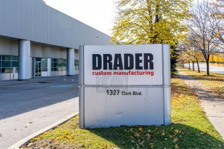 Téléchargez les photos : Brampton, Ontario, Canada- 4 novembre 2018 : Signe de Drader Manufacturing Industries, Ltd. pour moulage par injection, fabrication de plastique, impression 3D et prototypage, thermoformage. - en image libre de droit