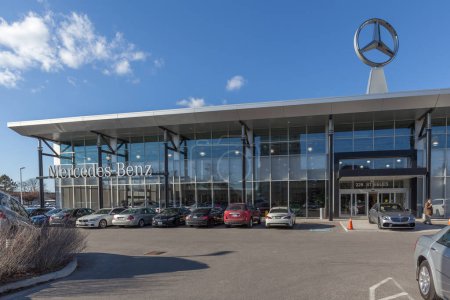 Téléchargez les photos : Thornhill, Ontario, Canada - Le 26 février 2018 : Vue extérieure du concessionnaire Mercedes-Benz à Thornhill. Mercedes-Benz est une marque automobile mondiale et une division de la société allemande. - en image libre de droit