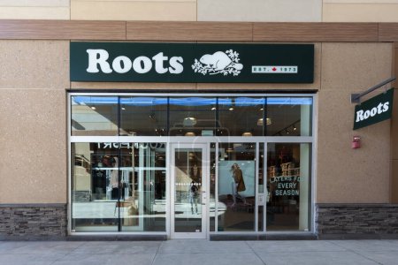 Téléchargez les photos : Niagara On the Lake, Canada- 4 mars 2018 : Front de magasin Roots dans Outlet Collection à Niagara. Roots Ltd. est une marque publique canadienne. - en image libre de droit