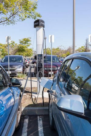 Foto de Mountain View, California, EE.UU. - 28 de marzo de 2018: Estación de carga de vehículos eléctricos ChargePoint en el estacionamiento. ChargePoint es la red más grande del mundo de estaciones de carga de vehículos eléctricos (EV). - Imagen libre de derechos
