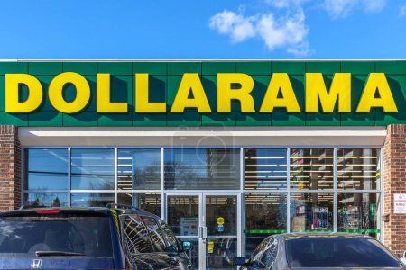 Téléchargez les photos : Thornhill, Ontario, Canada- Le 26 février 2018 : Devant le magasin Dollarama. Dollarama Inc. est une chaîne de magasins en dollars canadiens - en image libre de droit