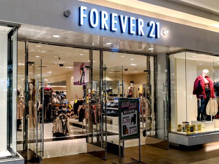 Foto de Toronto, Canadá - 17 de diciembre de 2018: Forever 21 storefront at Fairview Mall in Toronto. Forever 21 es un minorista estadounidense de moda rápida. - Imagen libre de derechos
