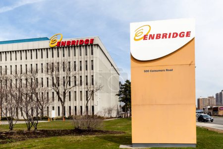 Foto de Toronto, Ontario, Canadá - 27 de abril de 2018: Señal de Enbridge en el edificio de oficinas centrales en Toronto. Enbridge Gas Distribution Inc es una multinacional canadiense de transporte de energía. - Imagen libre de derechos