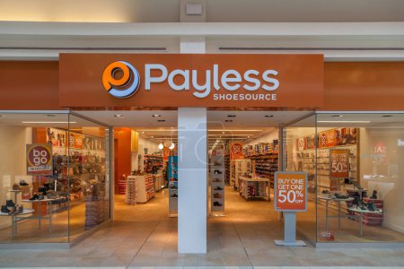 Téléchargez les photos : TORONTO, CANADA - 19 JANVIER 2018 : Devant le magasin Payless ShoeSource dans le centre commercial. Payless ShoeSource Inc. est un détaillant américain de chaussures à rabais - en image libre de droit