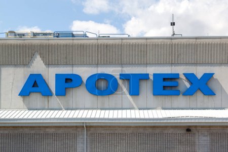 Téléchargez les photos : Richmond Hill, Ontario, Canada - Le 8 juin 2018 : Un gros plan de l'enseigne Apotex est vu à Richmond Hill, Ontario, Canada, le 8 juin 2018. Apotex Inc. est une société pharmaceutique canadienne. - en image libre de droit