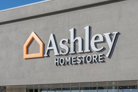 Téléchargez les photos : Richmond Hill, Ontario, Canada - Le 30 octobre 2018 : Panneau de Ashley HomeStore. Ashley HomeStore est une chaîne américaine de magasins de meubles qui vend des produits Ashley Furniture. - en image libre de droit
