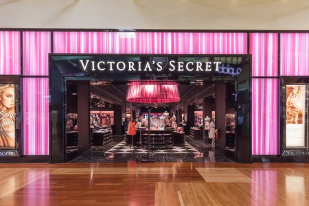 Téléchargez les photos : TORONTO, CANADA - 19 JANVIER 2018 : Victoria's Secret store front in the Vaughan Mills mall in Toronto. Victoria's Secret le plus grand détaillant américain de lingerie féminine. - en image libre de droit