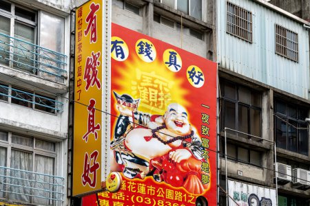 Téléchargez les photos : Panneaux chinois au-dessus du marché central - en image libre de droit