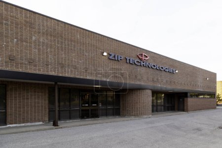 Foto de Markham, Ontario, Canadá - 29 de junio de 2018: Oficina de Zip Technologies en Markham, Ontario, Canadá. Zip Technologies es una empresa que ofrece servicio de moldeo por inyección de plástico - Imagen libre de derechos