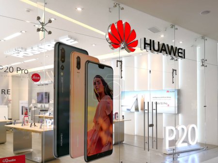 Téléchargez les photos : Alajuela, Costa Rica - 4 octobre 2018 : Magasin Huawei au City Mall à Alajuela près de San Jose, Costa Rica. Huawei est une entreprise chinoise de réseaux, d'équipements de télécommunications et de services. - en image libre de droit