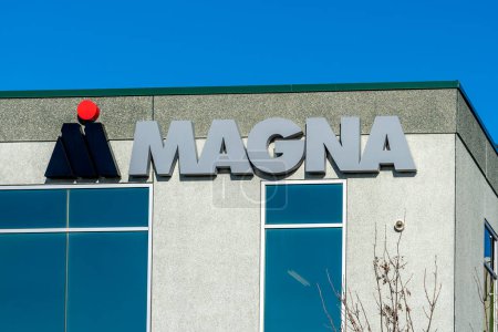 Téléchargez les photos : Newmarket, Ontario, Canada - Le 3 octobre 2020 : Fermez l'enseigne Magna à Newmarket, Ontario, Canada. Magna International Inc. est une société canadienne de technologie de mobilité pour les constructeurs automobiles. - en image libre de droit