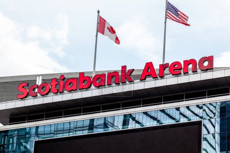 Foto de Toronto, Canada-July 2, 2018: Sign of Scotiabank Arena. El Scotiabank Arena, ex Air Canada Centre renombrado el 1 de julio de 2018, es un recinto deportivo cubierto polivalente en Toronto.. - Imagen libre de derechos