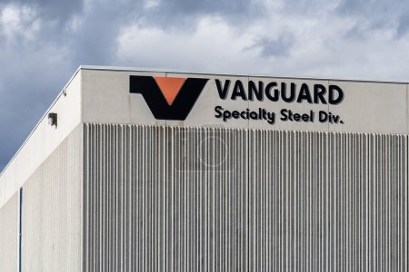 Foto de Mississauga, Ontario, Canadá- 20 de octubre de 2018: Signo de Vanguard Steel Ltd, una empresa que suministra aceros especiales y productos de acero. - Imagen libre de derechos