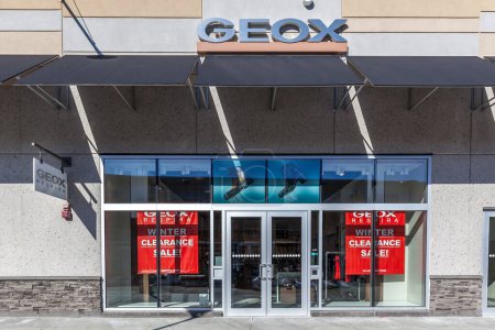 Foto de Niagara On the Lake, Ontario, Canadá - 4 de marzo de 2018: Geox storefront in Outlet Collection at Niagara. Geox es una marca italiana de calzado y ropa fabricada con telas impermeables transpirables. - Imagen libre de derechos
