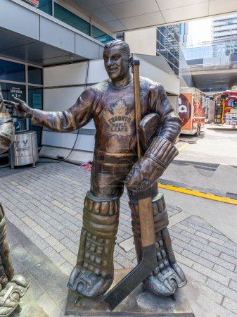 Foto de Toronto, Canadá-5 de mayo de 2018: Las estatuas de Turk Broda, Legends Row frente al Air Canada Centre (renombrado Scotiabank Arena en 2018) en Toronto (un total de 14 estatuas después de octubre de 2017)). - Imagen libre de derechos