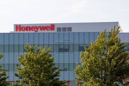 Téléchargez les photos : Markham, Ontario, Canada - Le 29 juin 2018 : Panneau de Honeywell sur le bâtiment à Markham, Ontario. Honeywell Building Solutions, Inc. fabrique, installe, intègre et entretient des systèmes de bâtiment. - en image libre de droit