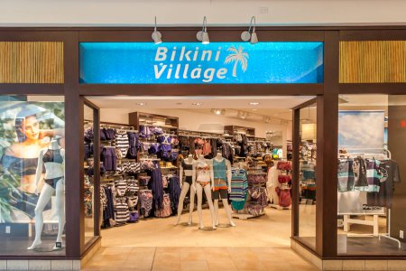 Téléchargez les photos : TORONTO, CANADA - LE 19 JANVIER 2018 : Devant le magasin Bikini Village dans le centre commercial Fairview à Toronto. Bikini Village offre la plus grande sélection de maillots de bain, vêtements de plage et accessoires de créateurs - en image libre de droit