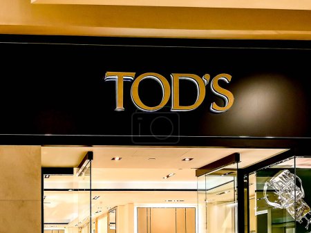 Foto de Taipei, Taiwán - 8 de diciembre de 2018: Cierre del cartel de la tienda de Tod en un centro comercial. Tod 's Group es una empresa italiana que produce zapatos de lujo y otros artículos de cuero. - Imagen libre de derechos