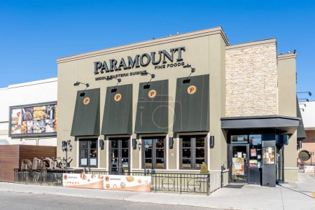 Téléchargez les photos : Toronto, Canada - 29 octobre 2018 : Vue extérieure de Paramount à Toronto. Paramount Fine Foods a débuté à Mississauga et est la chaîne alimentaire du Moyen-Orient qui connaît la croissance la plus rapide au Canada.. - en image libre de droit