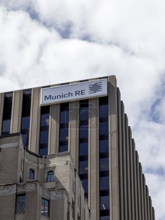 Foto de Toronto, Canadá - 19 de junio de 2018: Señal de Munich Re en el edificio de oficinas centrales en el centro de Toronto, Canadá. Munich Re Group es una compañía de reaseguros con sede en Alemania. - Imagen libre de derechos