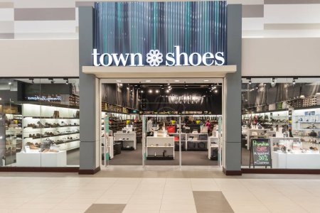 Téléchargez les photos : Vaughan, Ontario, Canada - Le 17 mars 2018 : La boutique Town Shoes devant le centre commercial Vaughan Mills à Toronto. DSW INC, propriétaire de Town Shoes basé aux États-Unis, fermera les 38 magasins au Canada d'ici janvier 2019. - en image libre de droit
