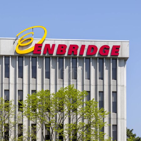 Foto de Toronto, Ontario, Canadá - 24 de mayo de 2018: Señal de Enbridge en el edificio de oficinas centrales en Toronto. Enbridge Gas Distribution Inc es una multinacional canadiense de transporte de energía. - Imagen libre de derechos