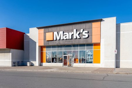 Téléchargez les photos : Richmond Hill, Ontario, Canada - Le 30 octobre 2018 : Panneau du magasin Mark. Mark's est un détaillant canadien de vêtements et de chaussures spécialisé en vêtements décontractés et industriels.. - en image libre de droit