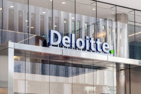 Foto de Primer plano de Deloitte firmar en su sede central nacional en Toronto el 13 de octubre de 2020. Deloitte (Deloitte Touche Tohmatsu Limited) es una red británica de servicios profesionales.. - Imagen libre de derechos
