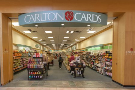 Téléchargez les photos : Richmond Hill, Ontario, Canada - Le 4 mai 2019 : Devant le magasin Carlton Cards au centre commercial Hillcrest à Richmond Hill, Ontario, Canada. Carlton Cards Limited est une société de cartes de vœux au Canada. - en image libre de droit