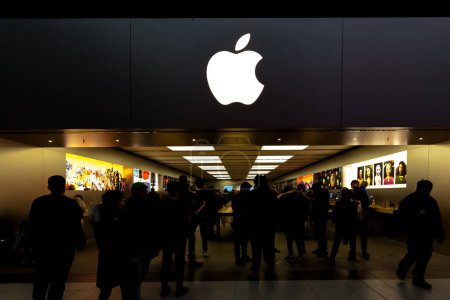 Foto de Toronto, Canadá - 10 de febrero de 2018: Logo de la tienda Apple con fondo oscuro en Toronto, Canadá. Apple Inc. es una empresa multinacional estadounidense de tecnología. - Imagen libre de derechos