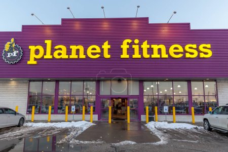 Téléchargez les photos : Toronto (Ontario), Canada - Le 14 février 2018 : Vue de face de Planet Fitness à Toronto. Planet Fitness est un franchiseur américain et exploitant de centres de fitness. - en image libre de droit