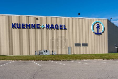 Téléchargez les photos : Brampton, Ontario, Canada - Le 4 novembre 2018 : Installation de Kuehne + Nagel à Brampton, Ontario, Canada. Kuehne + Nagel International AG est une société mondiale de transport et de logistique basée en Allemagne. - en image libre de droit