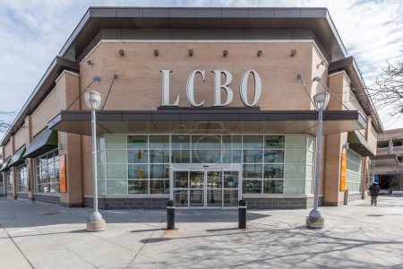 Foto de Toronto, Canadá- 2 de marzo de 2018: Tienda LCBO Tiendas en Don Mills en Toronto. La Junta de Control de Licores de Ontario (LCBO) es una corporación de la Corona que vende y distribuye bebidas alcohólicas en Ontario. - Imagen libre de derechos