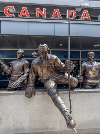 Téléchargez les photos : Toronto, Canada-5 mai 2018 : Les statues de Wendel Clark, Legends Row à l'extérieur du Centre Air Canada (rebaptisé Scotiabank Arena en 2018) à Toronto (au total 14 statues après octobre 2017). - en image libre de droit