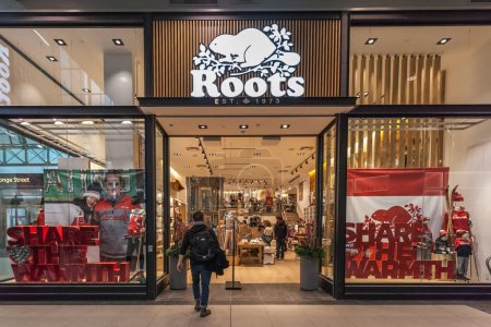 Foto de Toronto, Canadá - 10 de febrero de 2018: Roots store front in the Eaton Centre shopping mall in Toronto. Roots Ltd. es una marca canadiense de dominio público. - Imagen libre de derechos
